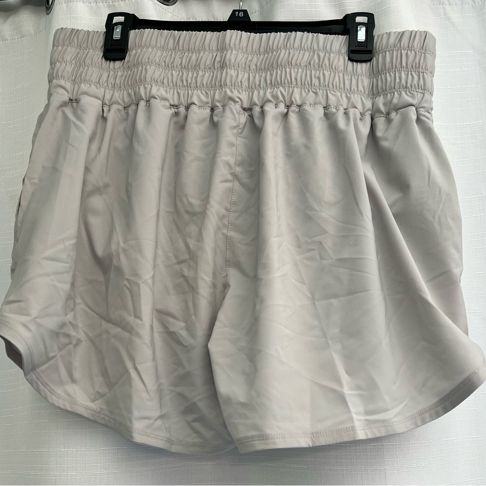 Women’s Nike shorts - Picture 2 of 4